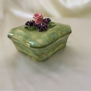 Vintage ceramic trinket jewelry box green floral 1950s